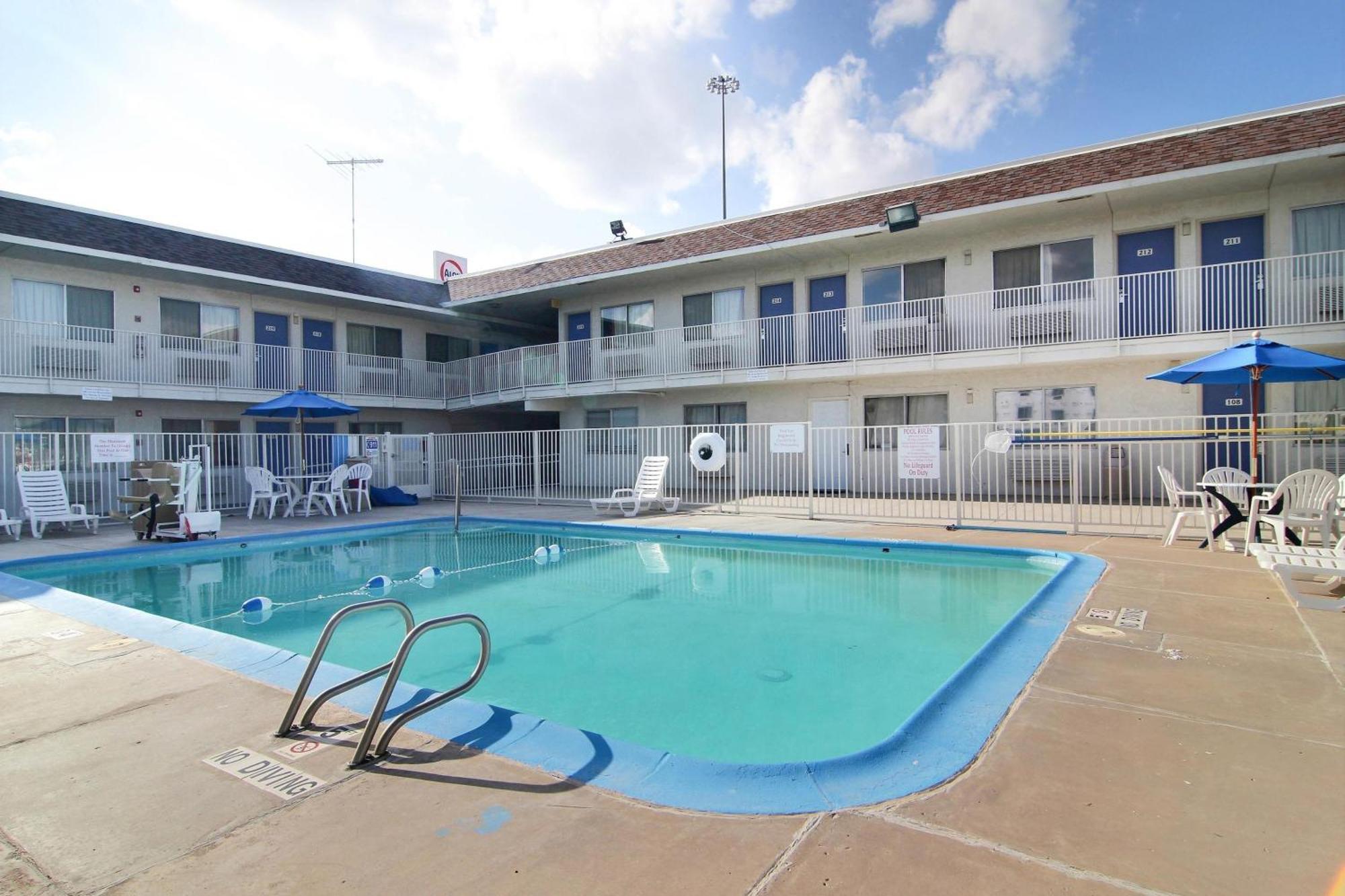 Hotel 6-odessa, Tx 2*