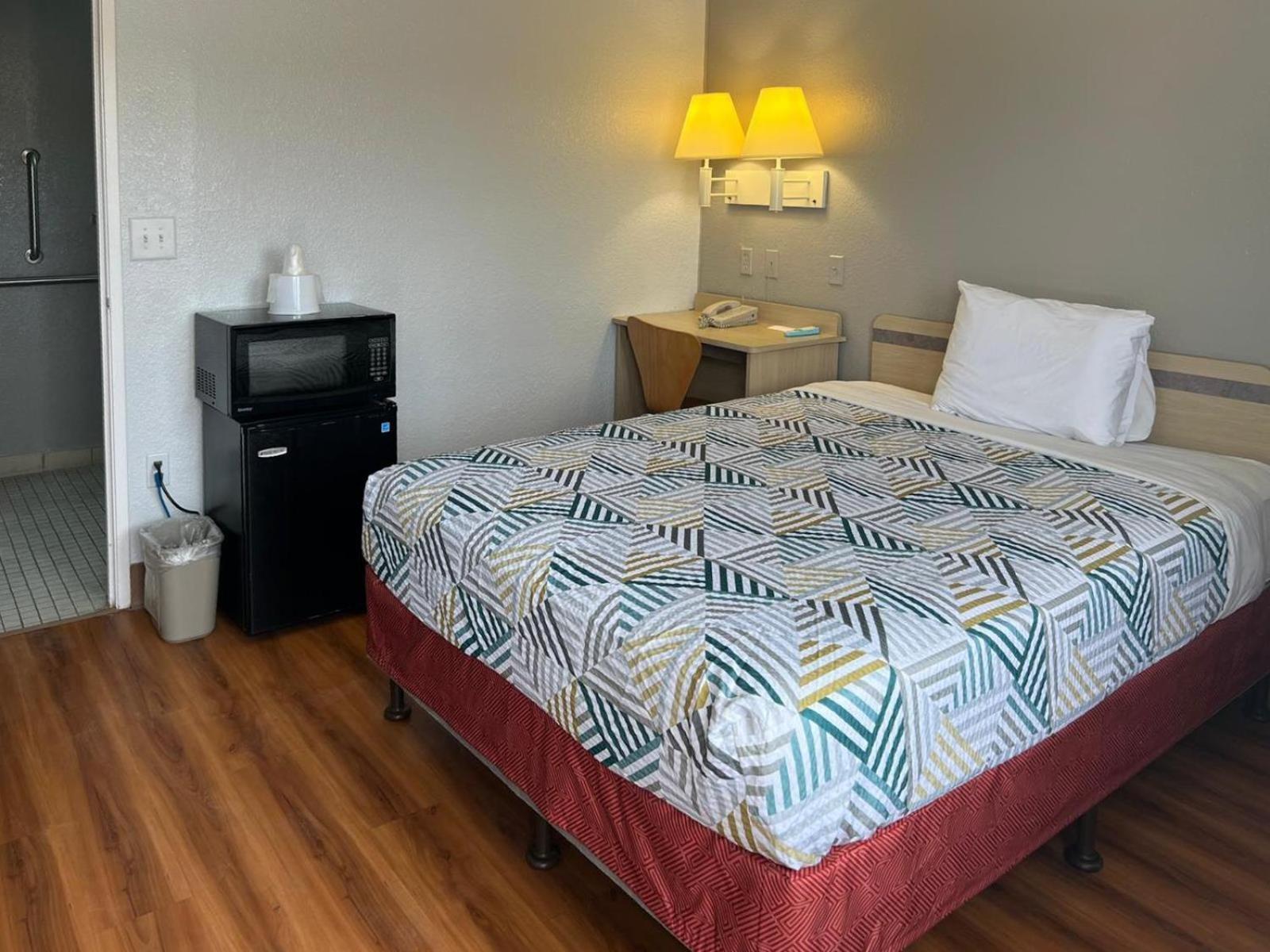 Hotel 6-odessa, Tx 2*